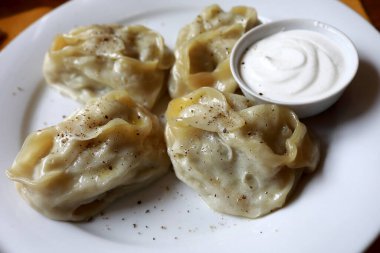 Lokantada beyaz tabakta biberli uyuz.