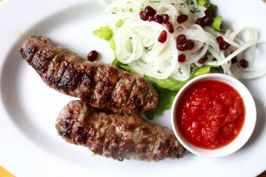 Lokantada soğanlı dana lula kebabı ve sos.