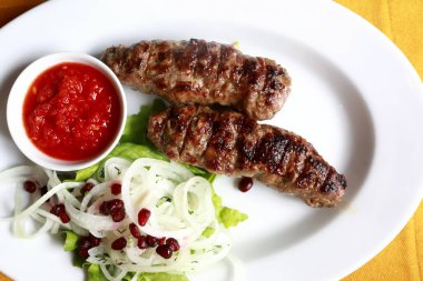 Lokantada soğanlı dana kebabı.