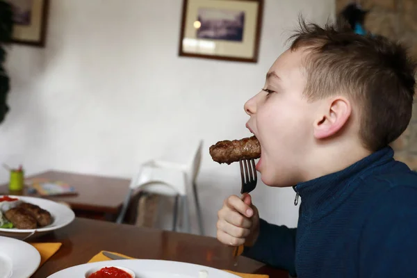 Barn Äter Kalvkött Kebab Restaurang — Stockfoto