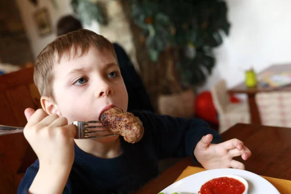 Rapaz Tem Vitela Lula Kebab Restaurante — Fotografia de Stock