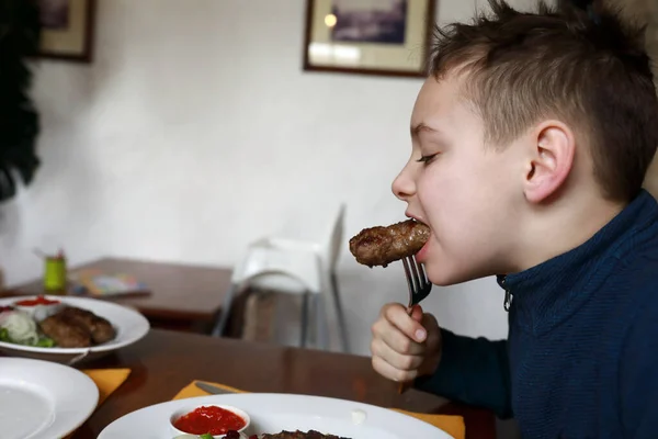 Pojke Äter Kalvkött Kebab Restaurang — Stockfoto