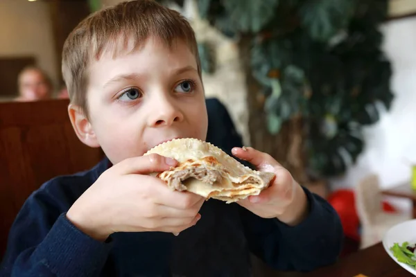 Menino Comendo Cheburek Restaurante Asiático — Fotografia de Stock