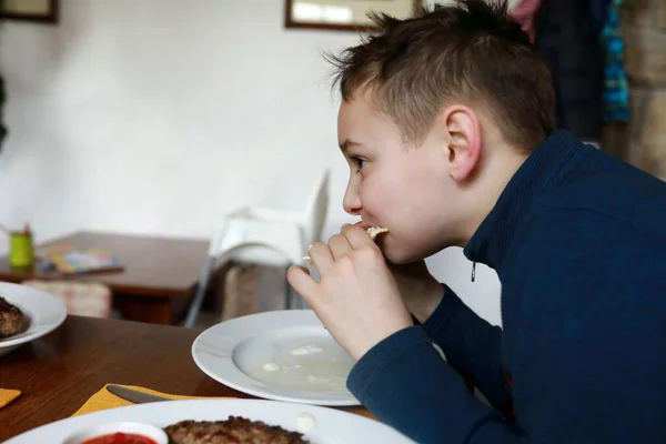 Asya Restoranında Cheburek Yiyen Bir Çocuk — Stok fotoğraf