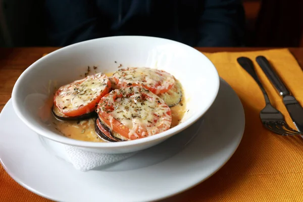 トルコ料理店でトマトとチーズで焼いたナス — ストック写真