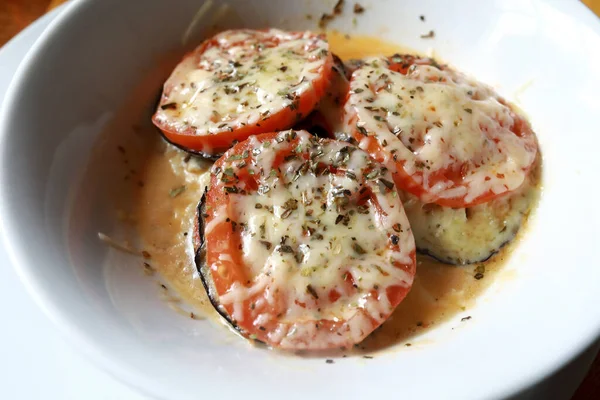 Patlican Rajčaty Sýrem Talíři Turkyně Restauraci — Stock fotografie