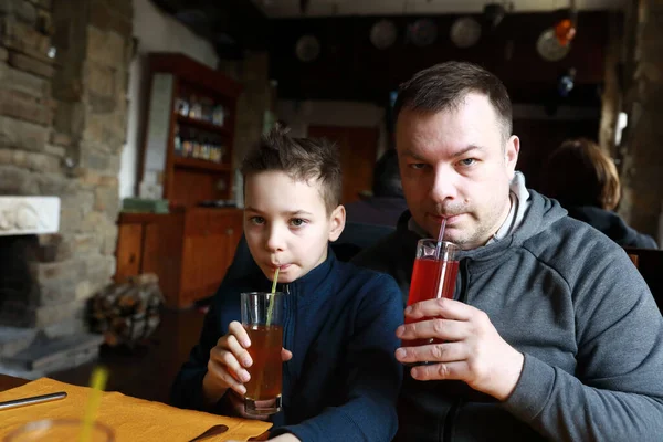 Vader Met Zoon Drinkt Sap Restaurant — Stockfoto