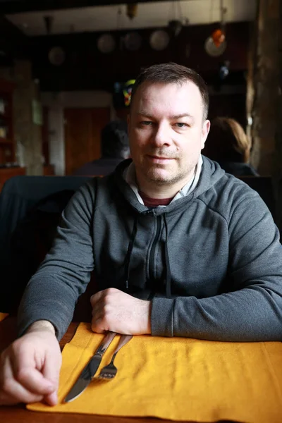 Man Wachtend Eten Aan Tafel Restaurant — Stockfoto