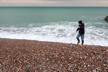 Çocuk baharda Gurzuf plajında oynuyor.