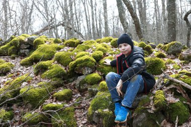 Çocuk baharda ayı dağında dinleniyor, Kırım