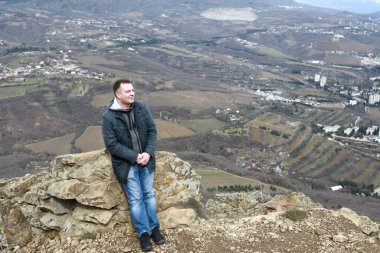 Baharda ayı dağında poz veren adam, Kırım