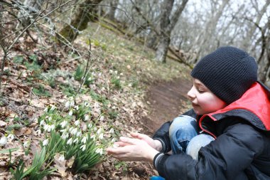 Çocuk baharda Bear Dağı 'nda kardamlalarına dokunuyor, Kırım.