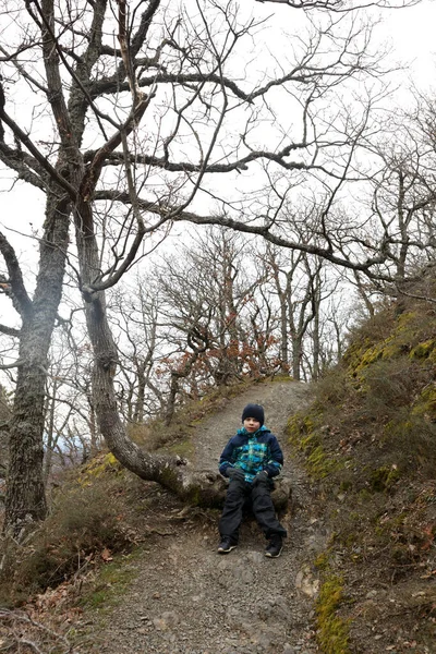 Menino Descansando Trilha Urso Montanha Primavera Crimeia — Fotografia de Stock