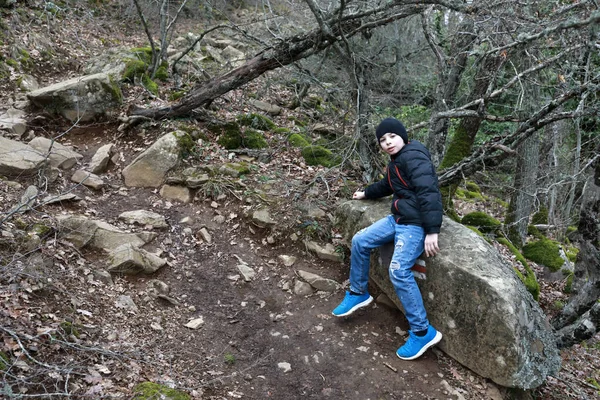 Enfant Reposant Sur Montagne Ours Printemps Crimée — Photo