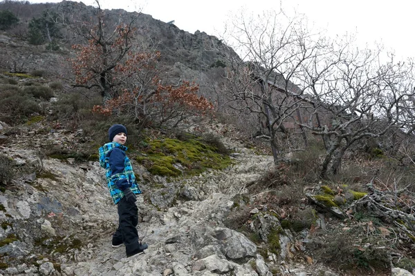 Мальчик Тропе Горного Медведя Весной Крым — стоковое фото