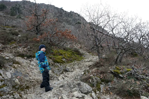 Garçon Sur Sentier Ours Montagne Printemps Crimée — Photo