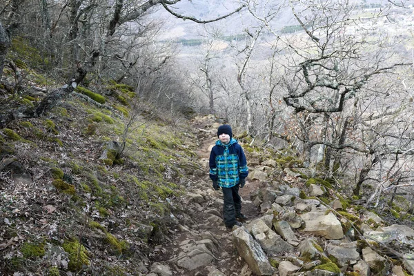 Enfant Sur Sentier Ours Montagne Printemps Crimée — Photo