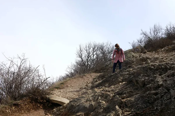 Femme Randonnée Ours Montagne Printemps Crimée — Photo