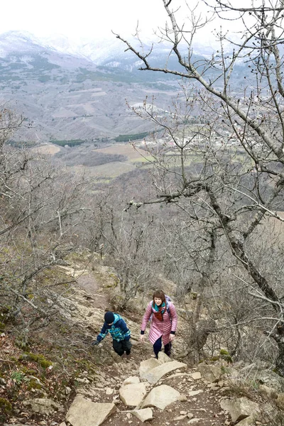 Família Trekking Montanha Urso Primavera Crimeia — Fotografia de Stock
