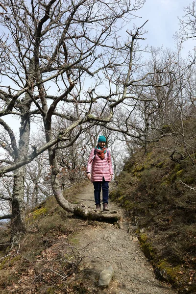 Sendero Mujer Que Camina Montaña Del Oso Primavera Crimea —  Fotos de Stock