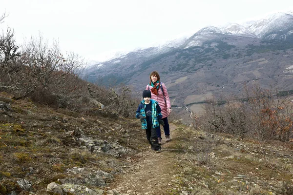 Мать Сыном Поход Медвежья Гора Весной Крым — стоковое фото