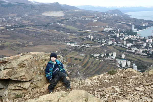 산에서 포즈를 취하는 — 스톡 사진