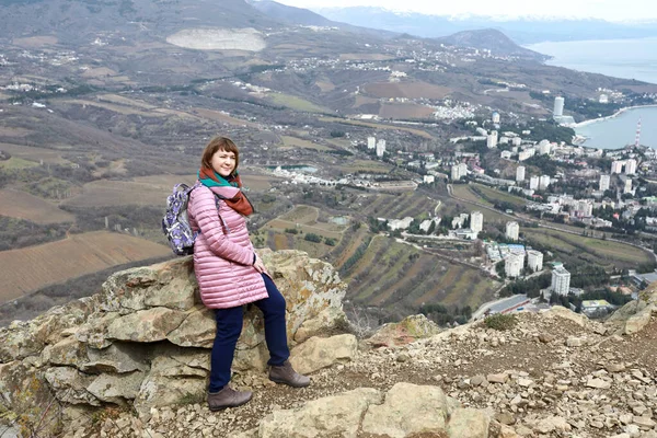 Kvinnan Poserar Björnberget Våren Krim — Stockfoto