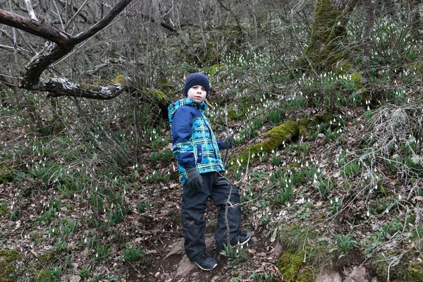 Niño Entre Las Gotas Nieve Montaña Del Oso Primavera Crimea —  Fotos de Stock
