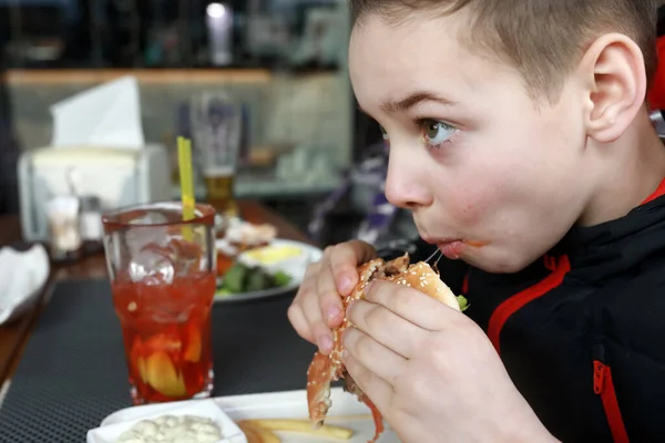 Jongen Heeft Hamburger Restaurant Terras Het Voorjaar — Stockfoto