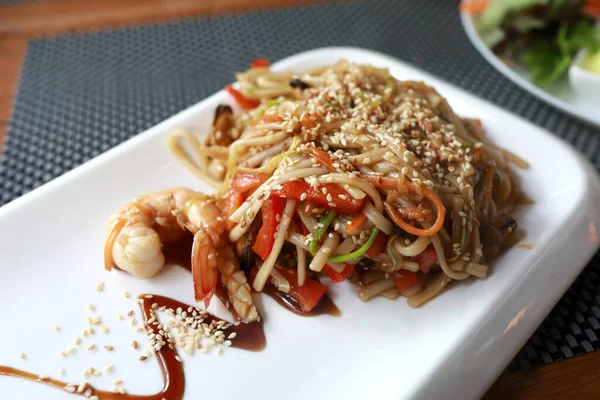 Θαλασσινά Udon Noodles Στο Πιάτο Στο Εστιατόριο — Φωτογραφία Αρχείου
