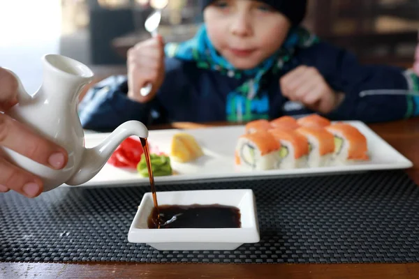 Pessoa Derramando Molho Soja Para Sushi Restaurante — Fotografia de Stock