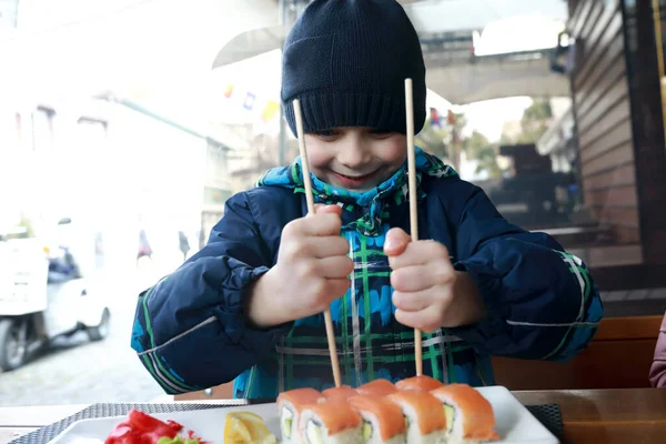 Menino Tomando Sushi Com Pauzinhos Terraço Restaurante — Fotografia de Stock