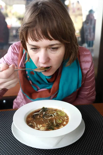 Mujer Comiendo Sopa Miso Restaurante — Foto de Stock