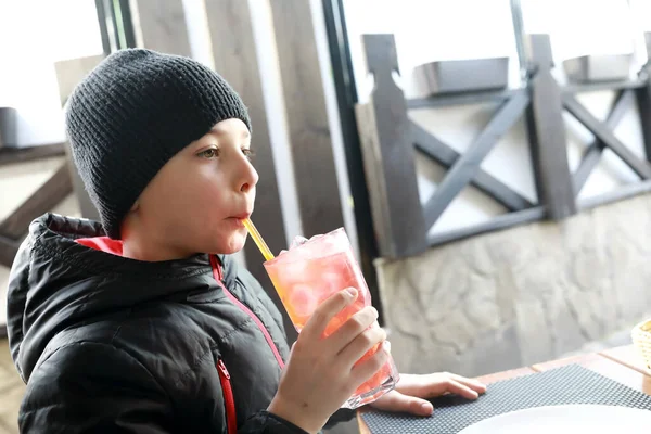 Menino Bebendo Limonada Terraço Restaurante Primavera — Fotografia de Stock