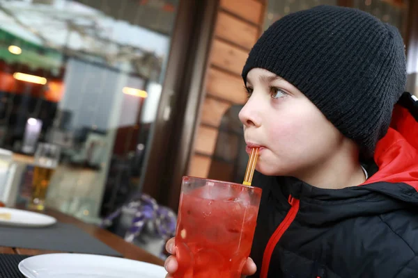 Criança Bebendo Limonada Terraço Restaurante Primavera — Fotografia de Stock