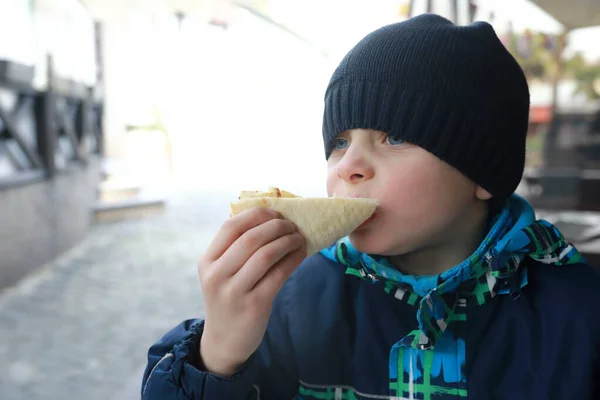 Bambino Mangiare Fetta Pizza Sulla Terrazza Del Ristorante — Foto Stock