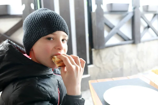 Chłopiec Jedzący Kawałek Pizzy Tarasie Restauracji — Zdjęcie stockowe