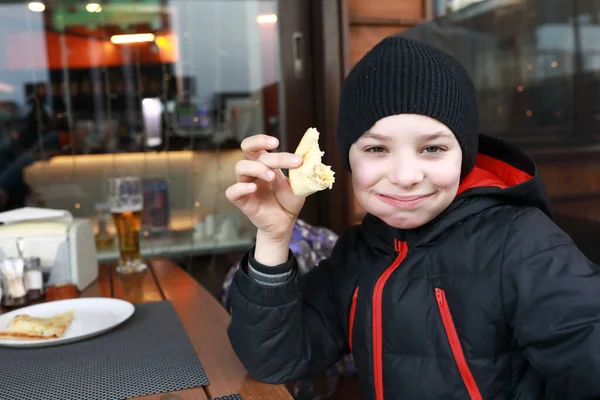 Niño Comiendo Rebanada Pizza Terraza Del Restaurante —  Fotos de Stock