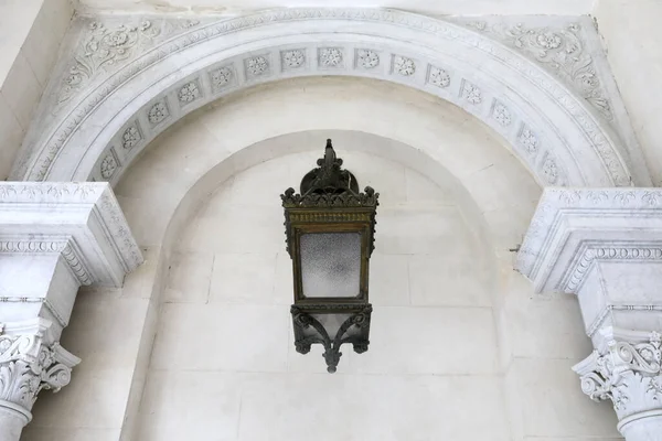 克里米亚Livadia宫城墙上的灯笼 — 图库照片