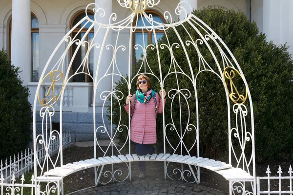 Žena Pózující Lavičce Paláce Livadia Jaře Krymu — Stock fotografie