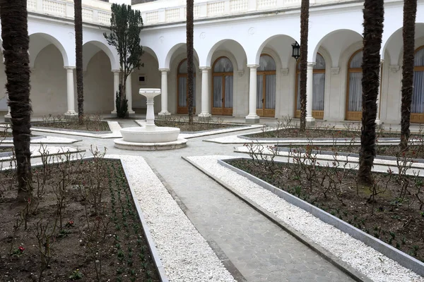 Detalles Del Patio Con Las Columnas Del Palacio Livadia Crimea —  Fotos de Stock