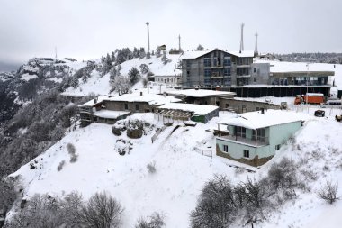 İlkbaharda Ai-Petri dağ zirvesindeki binaların manzarası