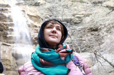 Uchan-su şelalesinin arka planında poz veren kadın, Kırım