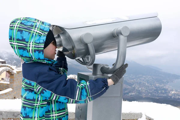 Enfant Regardant Travers Les Jumelles Sur Pont Observation Sommet Montagne — Photo