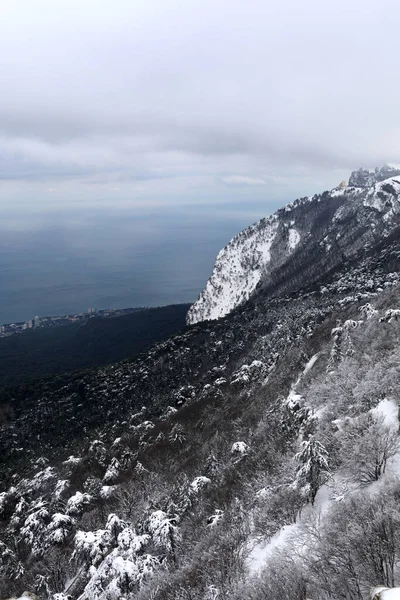 Пейзаж Крымских Гор Вершины Петри Весной — стоковое фото