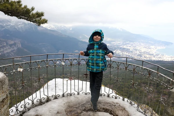 Niño Cubierta Observación Glorieta Plata Montaña Pendikul Crimea —  Fotos de Stock