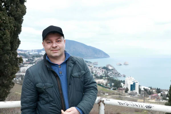 Uomo Sullo Sfondo Montagna Orso Sera Crimea — Foto Stock