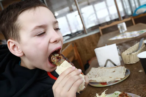 Niño Comiendo Lula Kebab Pita Restaurante — Foto de Stock