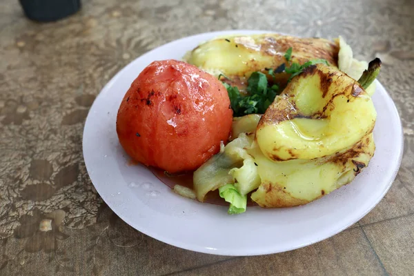 Divers Légumes Grillés Dans Une Assiette Restaurant — Photo