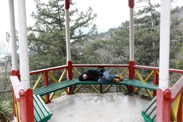 Bambino Che Giace Panchina Gazebo Nikitsky Orto Botanico Crimea — Foto Stock